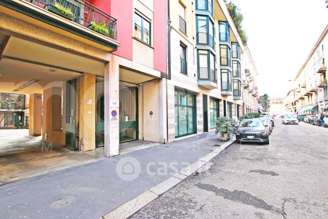 Garage/posto auto in residenziale in Via Lambro