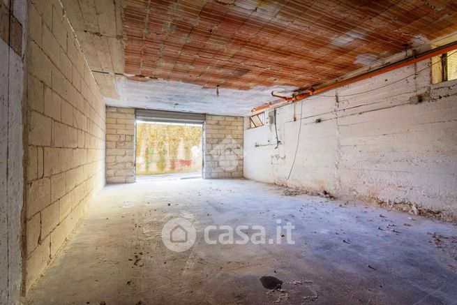 Capannone in commerciale in Via Vito Manchisi