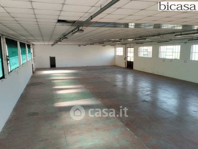 Capannone in commerciale in Via Senigallia 70