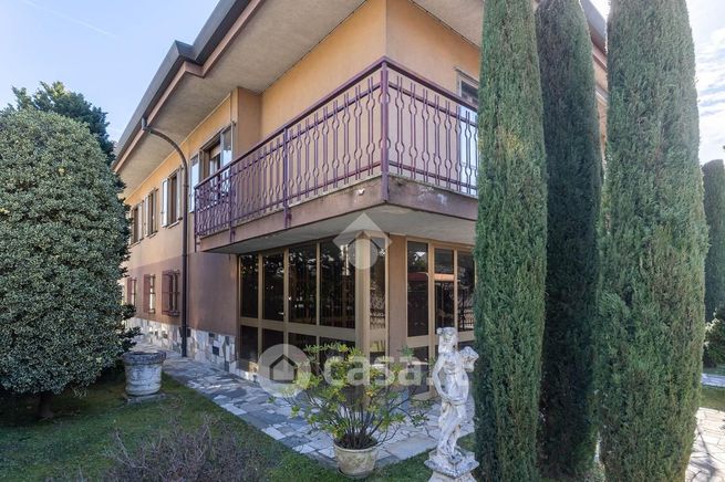 Villa in residenziale in Via Erba 4