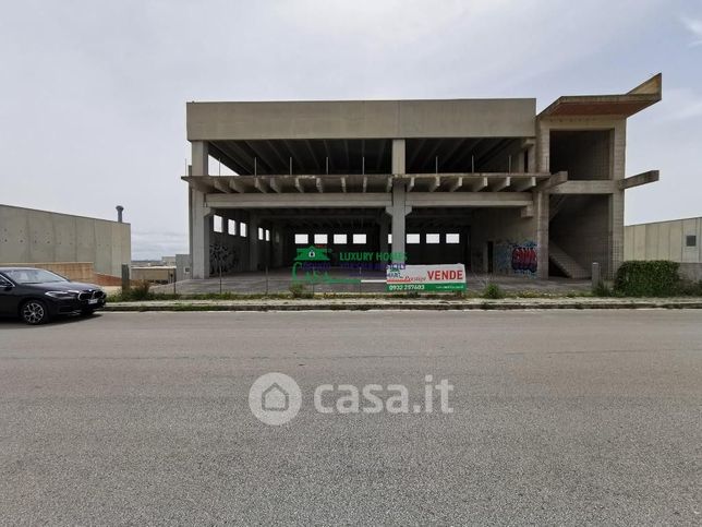 Capannone in commerciale in Via Paestum