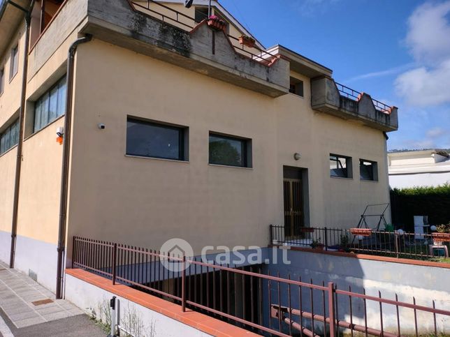 Capannone in commerciale in Via Fratelli Cervi