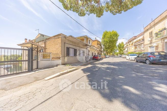 Appartamento in residenziale in Viale di Montecelio 9
