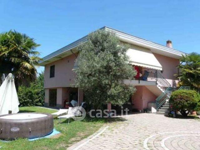 Villa in residenziale in Via Santa Lucia 35