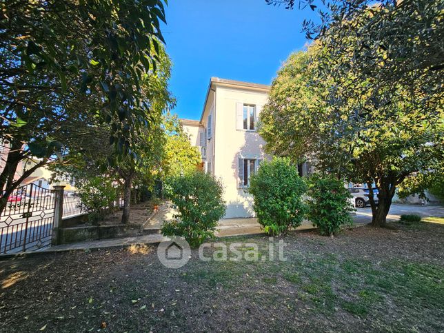 Villa in residenziale in Viale Ancona 104