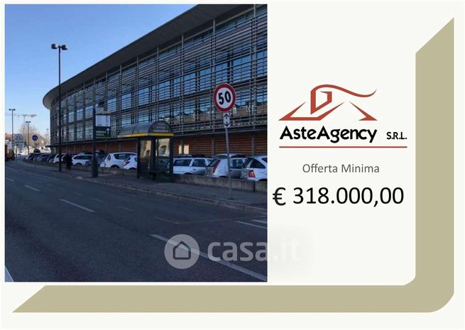 Ufficio in commerciale in Viale Ancona 24