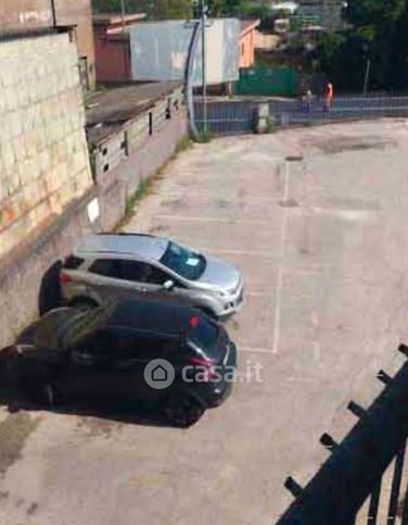 Box/posto auto in residenziale in Via dell'Industria 16