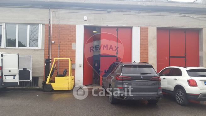 Capannone in commerciale in Via Giuseppe di Vittorio 2