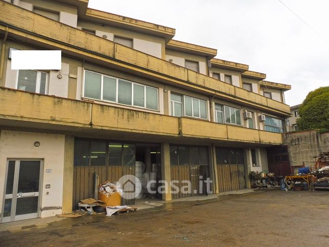 Capannone in commerciale in