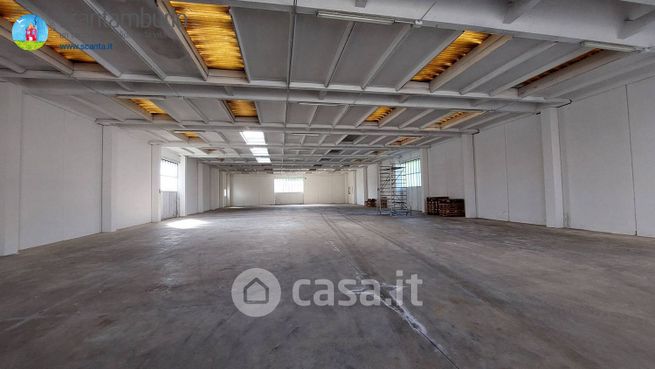 Capannone in commerciale in 
