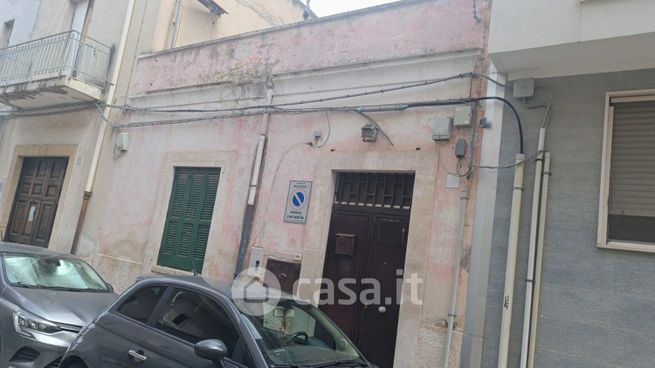 Casa indipendente in residenziale in Via Umberto Giordano 6