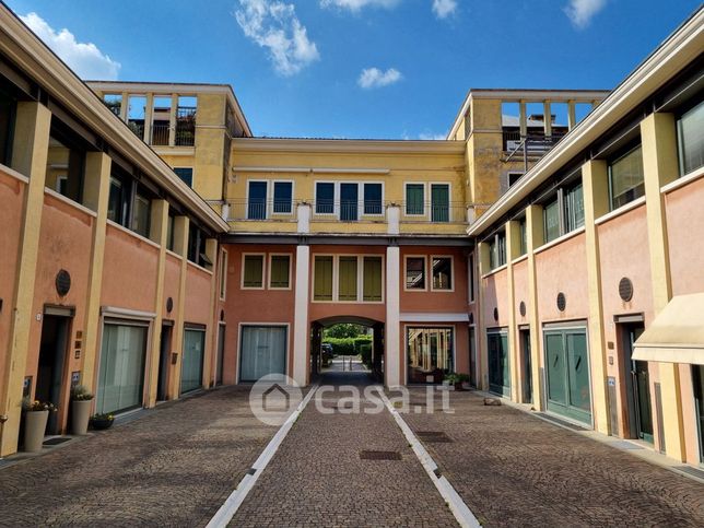 Ufficio in commerciale in Via Corte Ferrighi
