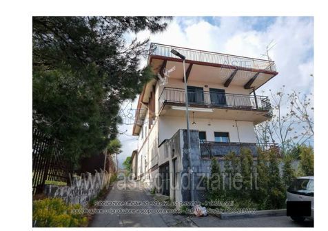 Appartamento in residenziale in Via Caronda 5