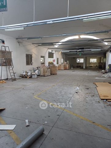 Capannone in commerciale in Via Francesco Petrarca