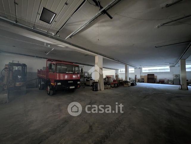 Capannone in commerciale in Via R. Viviani