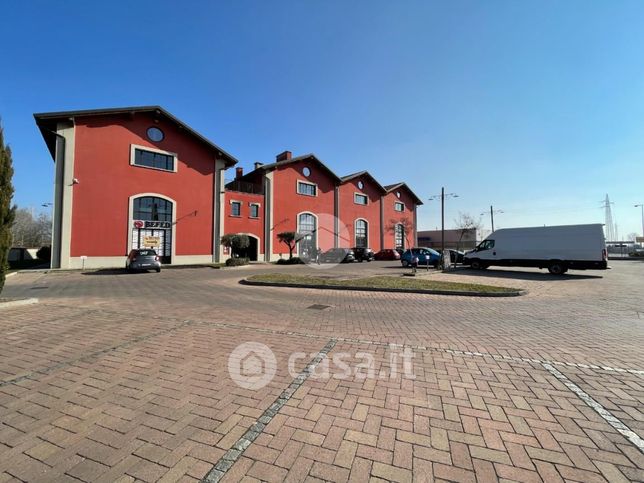 Capannone in commerciale in Via A. Pacinotti 121