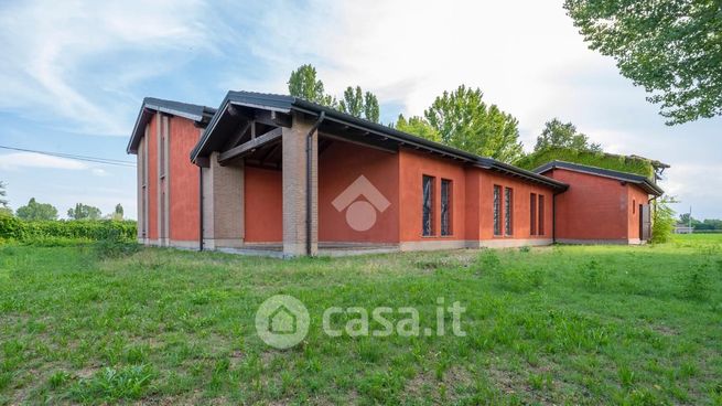 Casa indipendente in residenziale in 