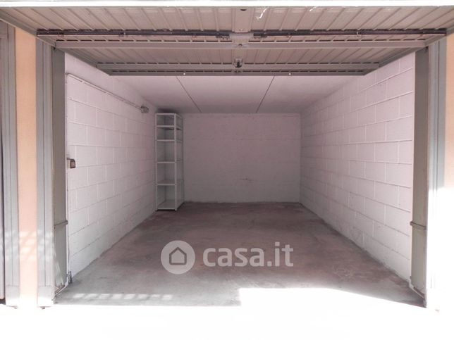 Box/posto auto in residenziale in Via F. Corridoni 26