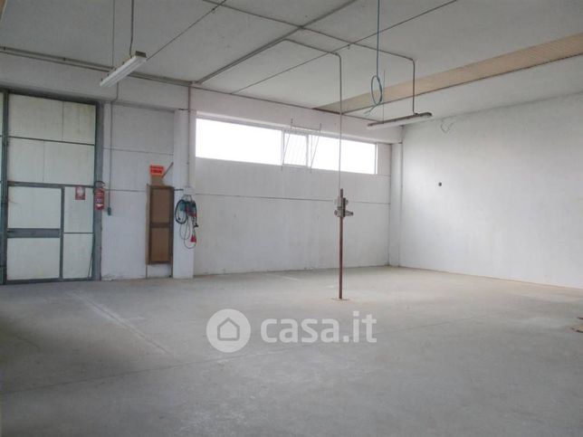 Capannone in commerciale in Via Salvatore Roversi 19