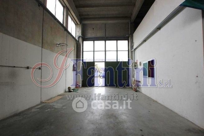 Capannone in commerciale in Via del Maccabreccia 8