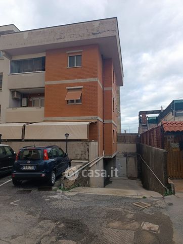 Box/posto auto in residenziale in Via Terme di Traiano 8