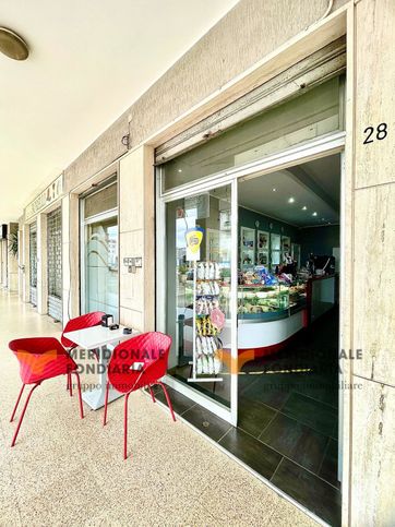 Negozio/locale commerciale in commerciale in Via Francesco de Mura 28