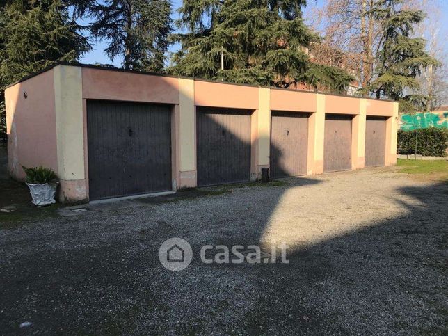 Garage/posto auto in residenziale in Via Emilia Est