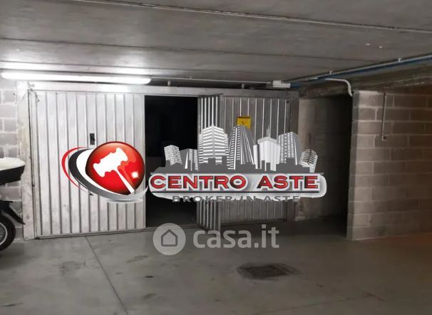 Garage/posto auto in residenziale in Via IV Novembre