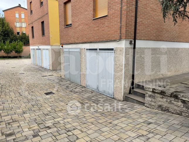 Garage/posto auto in residenziale in Via Pavia