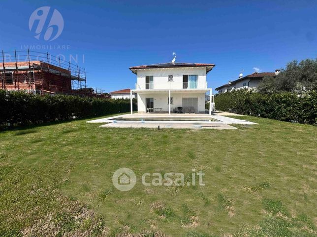 Villa in residenziale in Via Calabria 55045