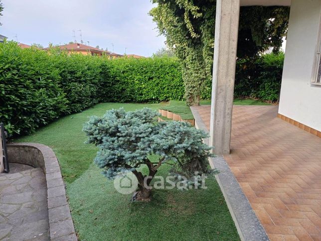 Casa bi/trifamiliare in residenziale in