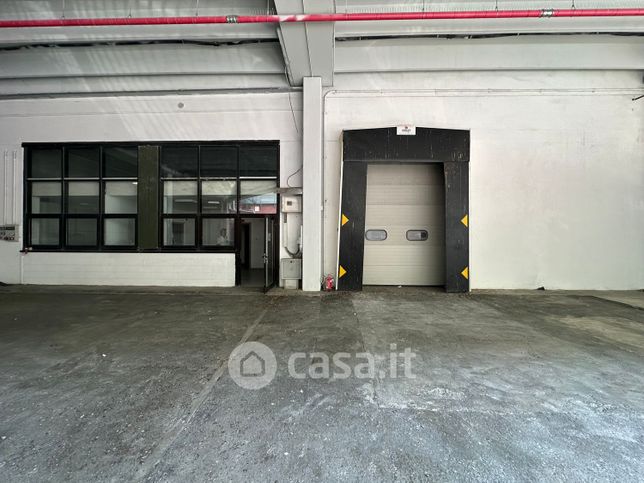 Capannone in commerciale in Regione Torre Pernice 6 l