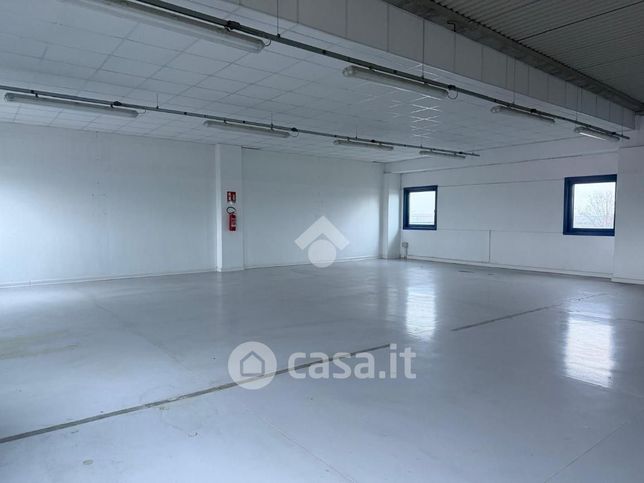 Capannone in commerciale in Via Giuseppe Martina 1