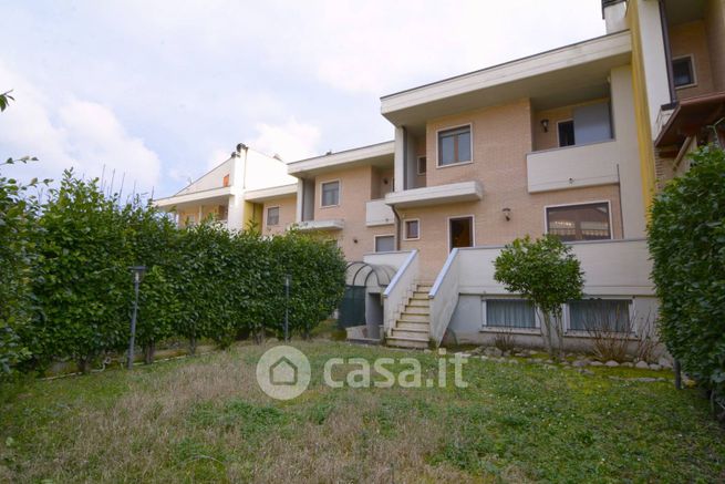 Casa bi/trifamiliare in residenziale in Via Romolo Carapacchi 6