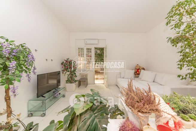 Appartamento in residenziale in Via Anneo Lucano