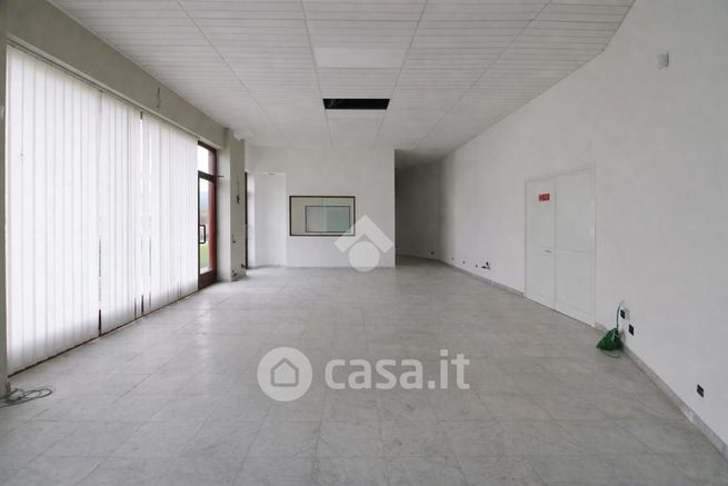 Capannone in commerciale in Via Lenin 132