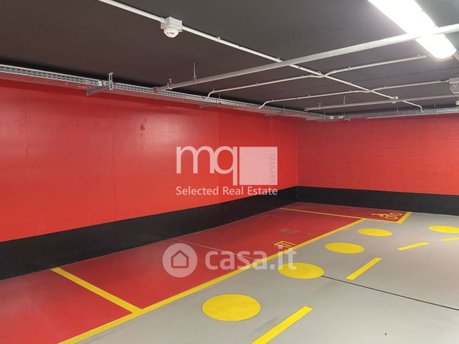 Box/posto auto in residenziale in Via Borgogna 1