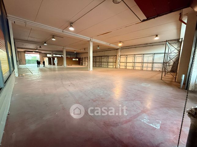Capannone in commerciale in Zona industriale