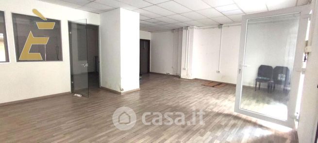 Capannone in commerciale in Via Licinio Murena 39