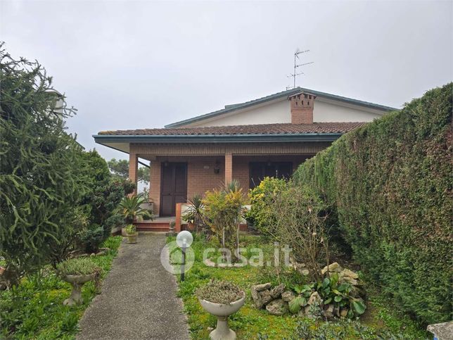 Casa bi/trifamiliare in residenziale in 