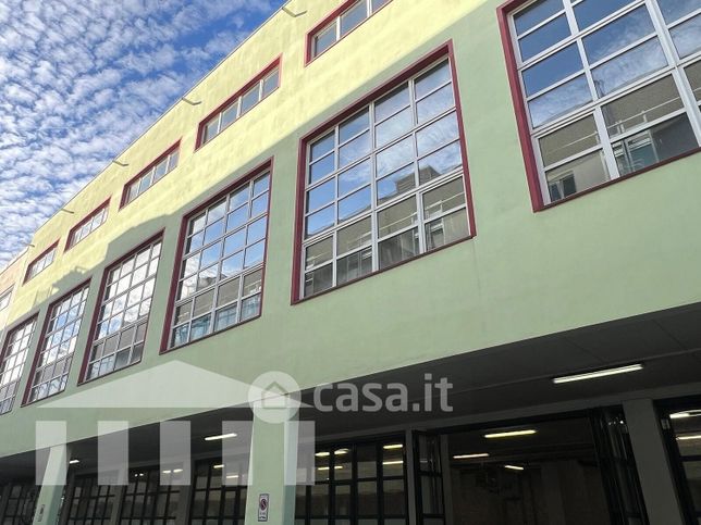Capannone in commerciale in 