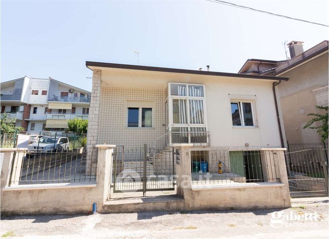 Casa indipendente in residenziale in 