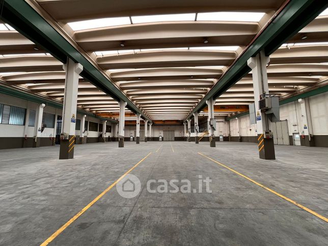 Capannone in commerciale in Via Lombardia 18