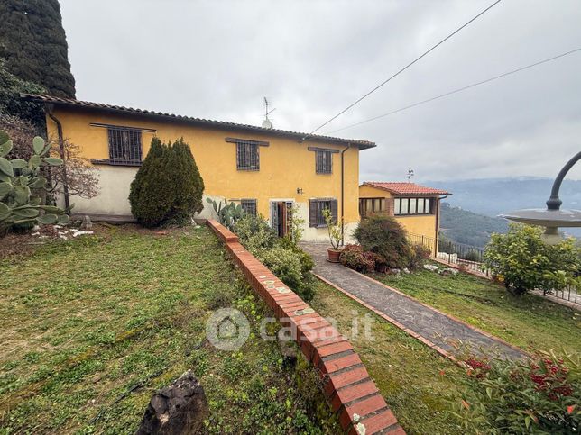 Villa in residenziale in Via del Monte Est 9