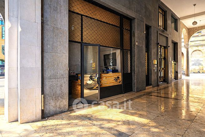 Negozio/locale commerciale in commerciale in Piazza della Vittoria 11