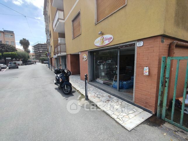 Attività/licenza (con o senza mura) in commerciale in Via Villebone 11