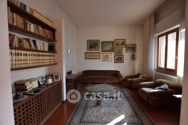 Casa indipendente in residenziale in 