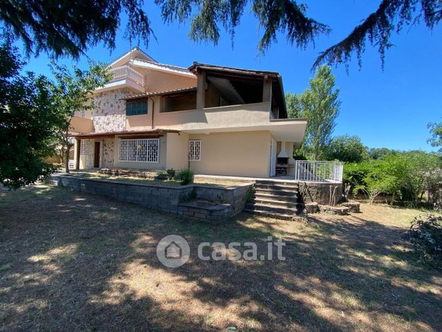 Casa bi/trifamiliare in residenziale in Via Colle Villa