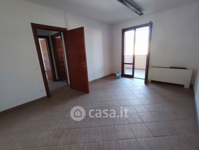 Ufficio in commerciale in 