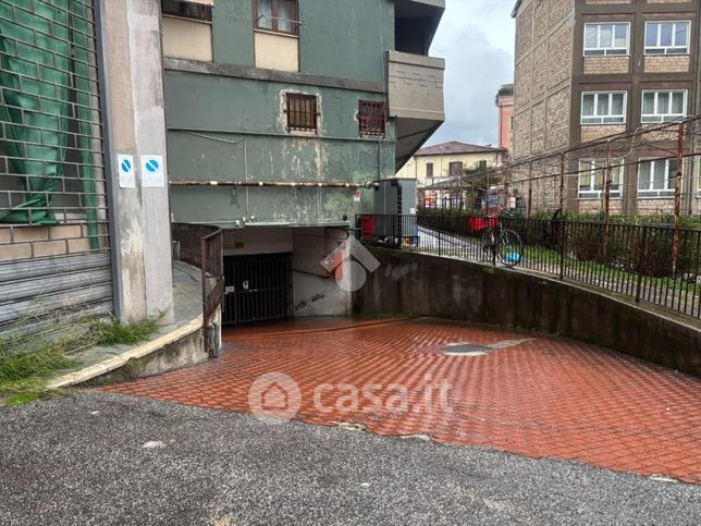 Box/posto auto in residenziale in Viale Curio Dentato 25